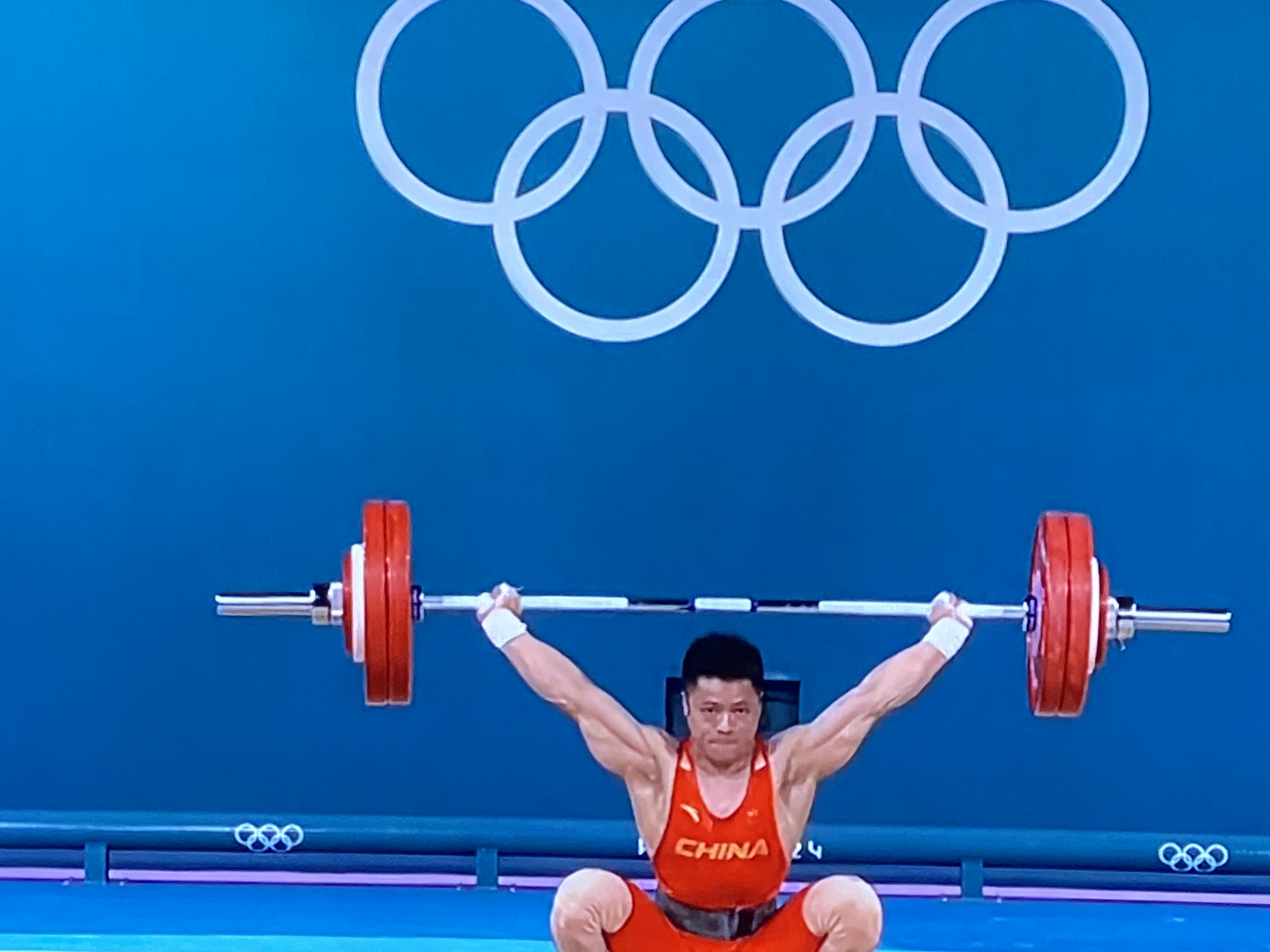 举重选手惊艳亮相，轻松夺得金牌