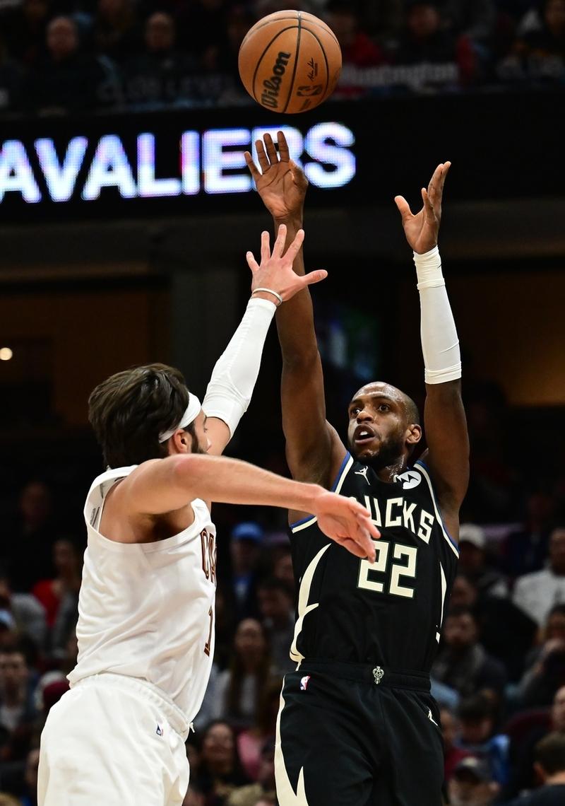 雄鹿客场艰难取胜，以微弱优势赢得比赛的简单介绍