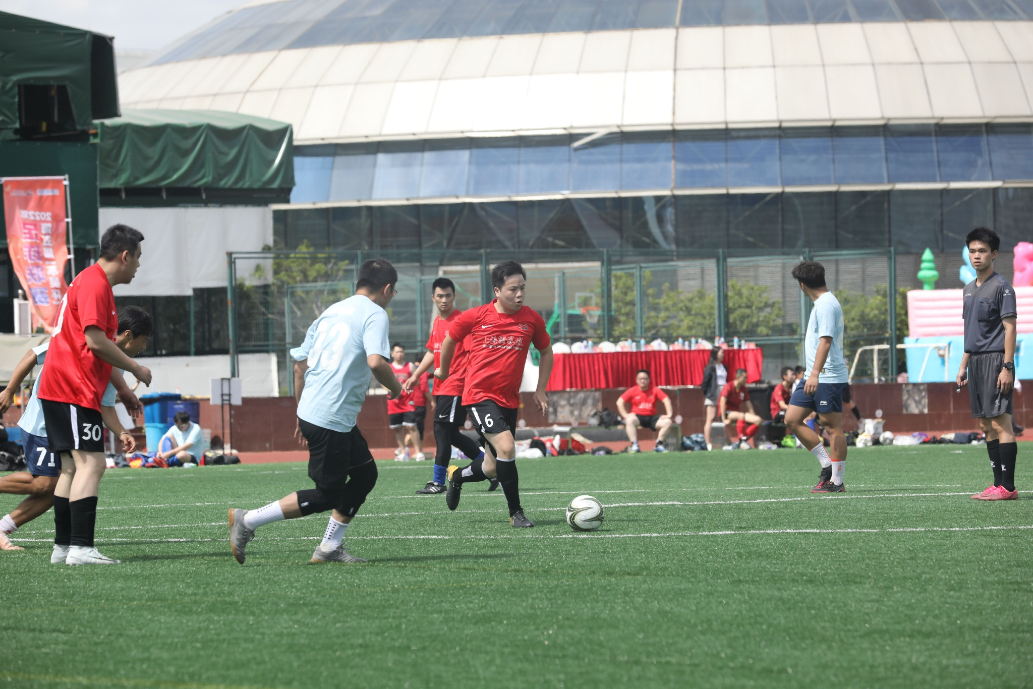 足球盛会精彩纷呈，球员拼尽全力