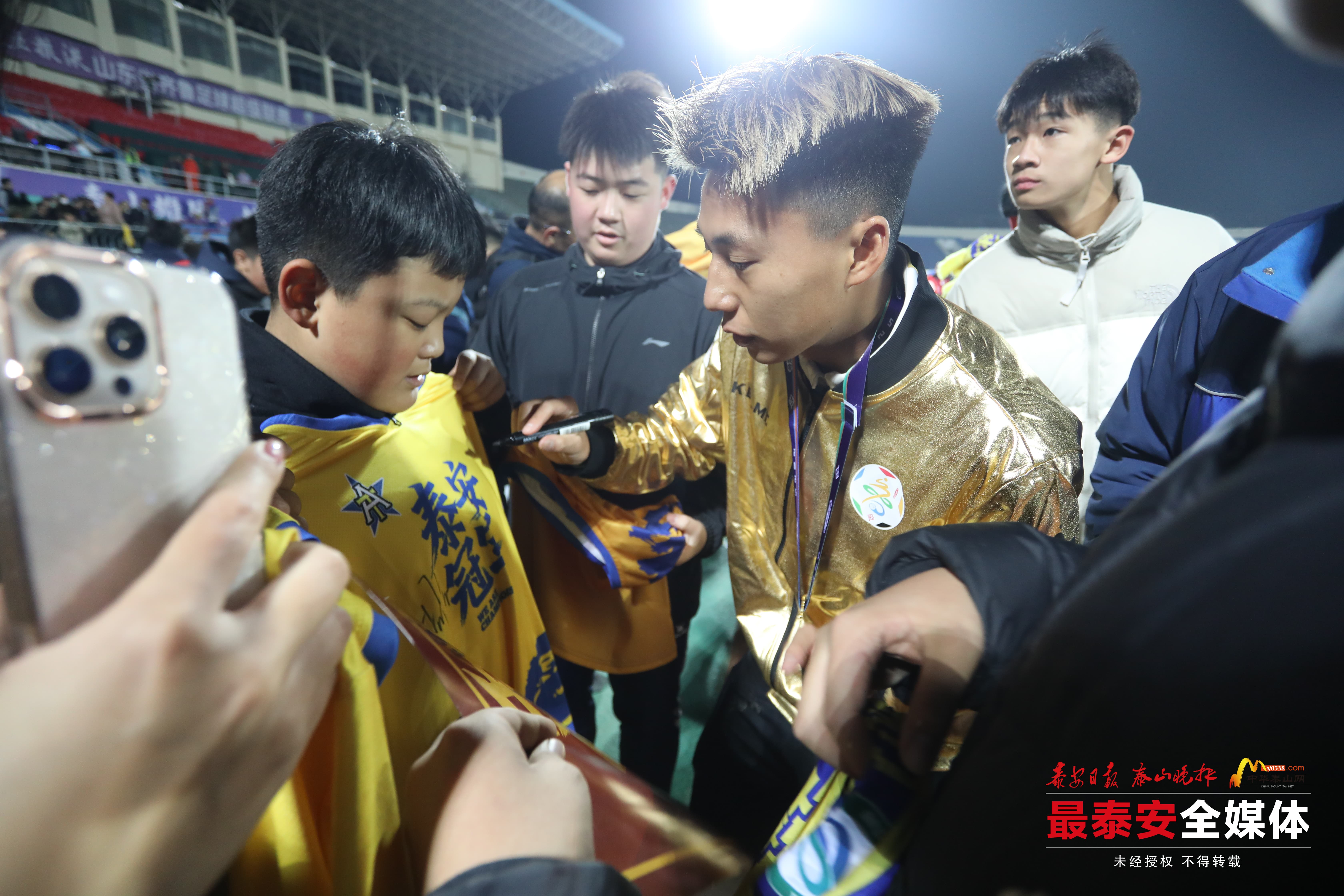 热门足球赛事引发球迷激情高涨的简单介绍