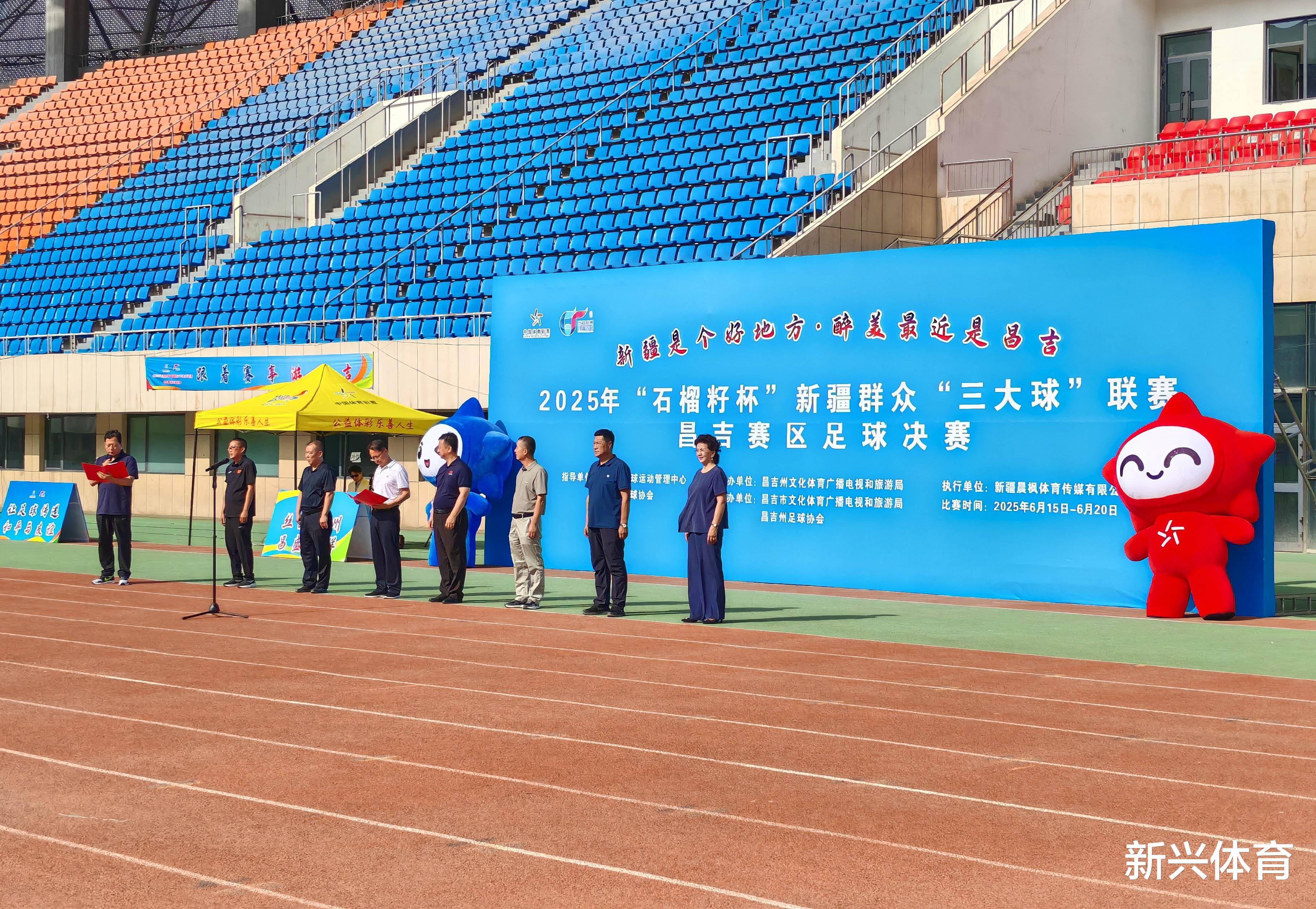 关于职业足球联赛争夺激烈，球队实力不分伯仲的信息