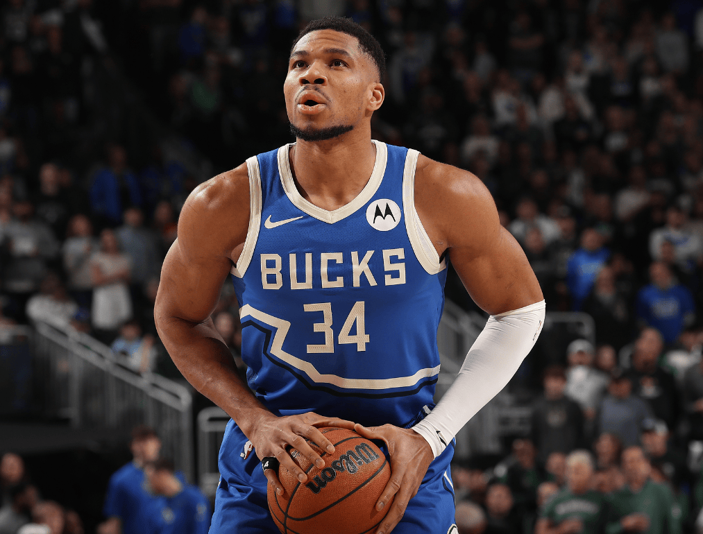 NBA东部焦点大战：雄鹿险胜猛龙的简单介绍