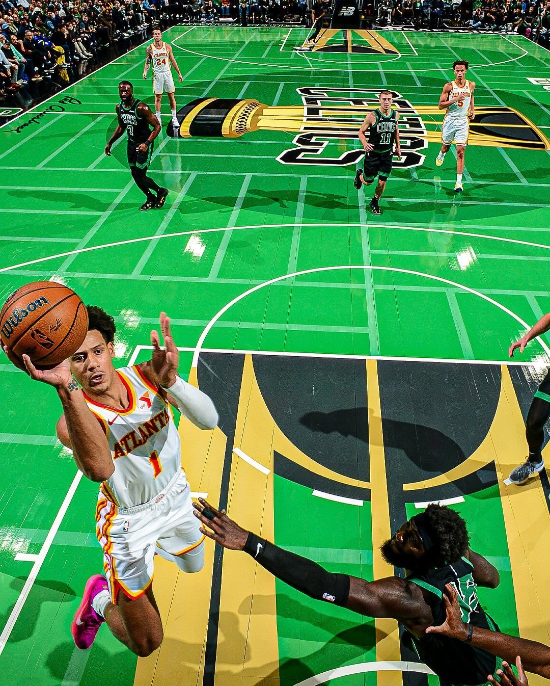 包含凯尔特人客场大胜马刺，杀入东部前四的词条