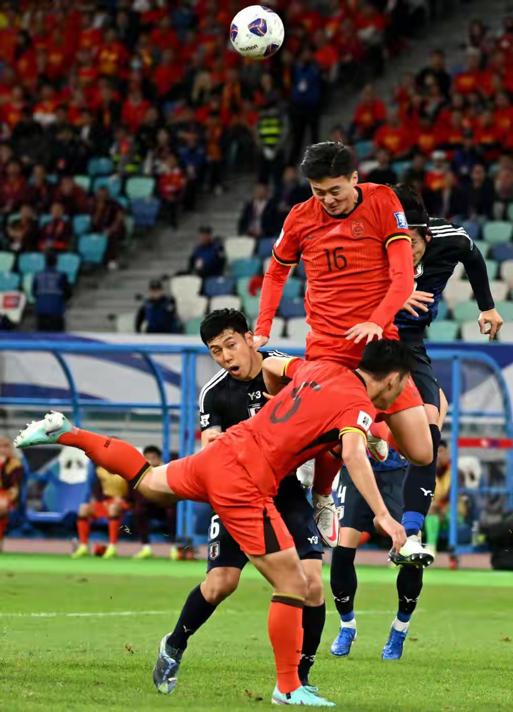 职业足球联赛引发足球迷关注